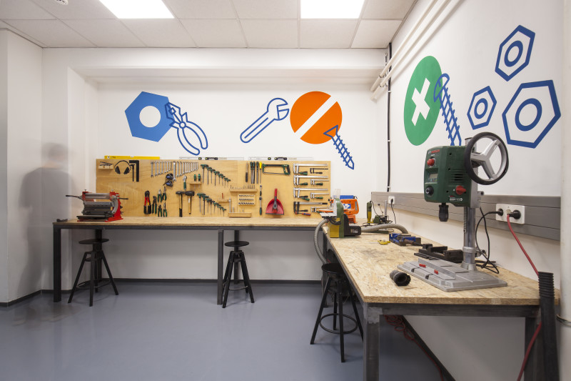 Werkbänke mit Handwerkzeug