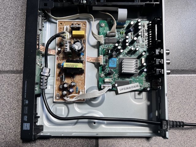 Halterung und Zugentlastung für einen DVD-Player