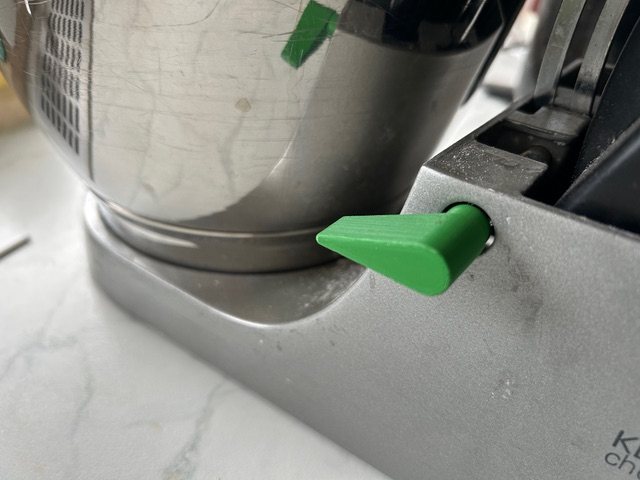 Der grün gedruckte Ersatzhebel an einer Kenwood Küchenmaschine